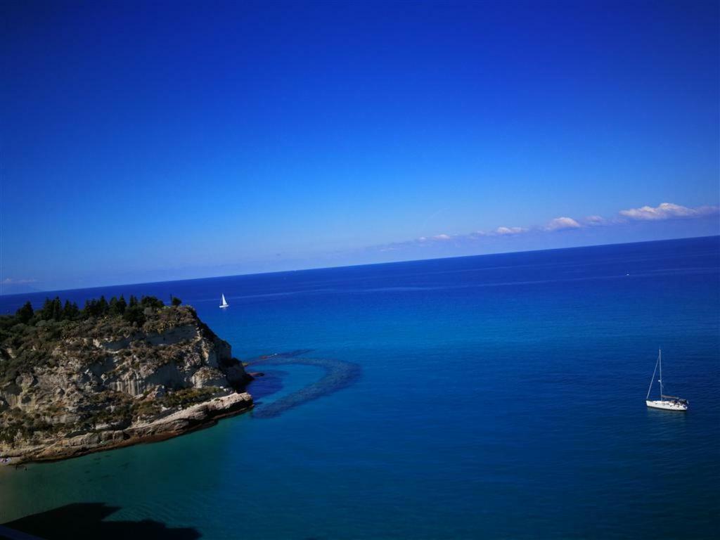 Isola Bella Sea-View Apartment トロペーア エクステリア 写真